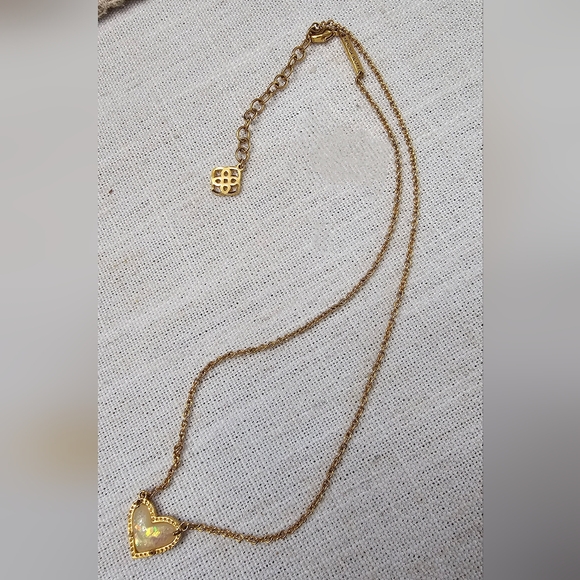 Kendra Scott Gold Heart Necklace & with Jewelry Pouch EUC - Picture 6 of 6